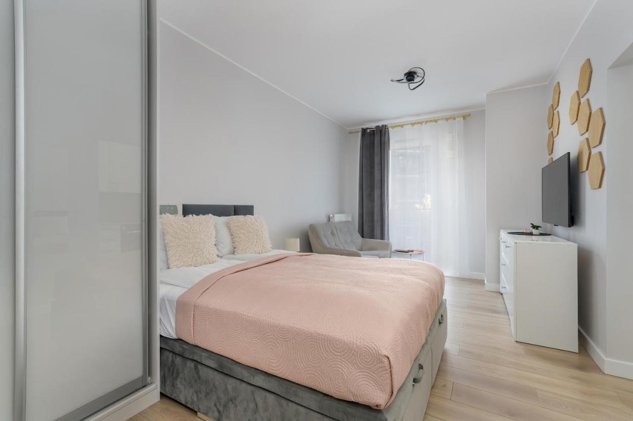 Stylish & Comfy Garbary Apartments With Parking By Noclegi Renters Poznań Exteriör bild