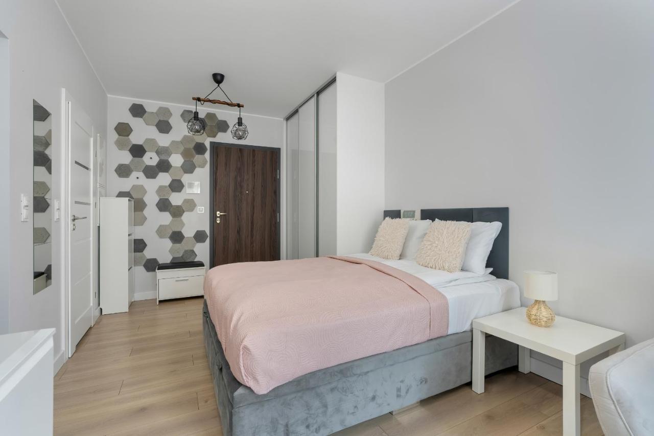 Stylish & Comfy Garbary Apartments With Parking By Noclegi Renters Poznań Exteriör bild